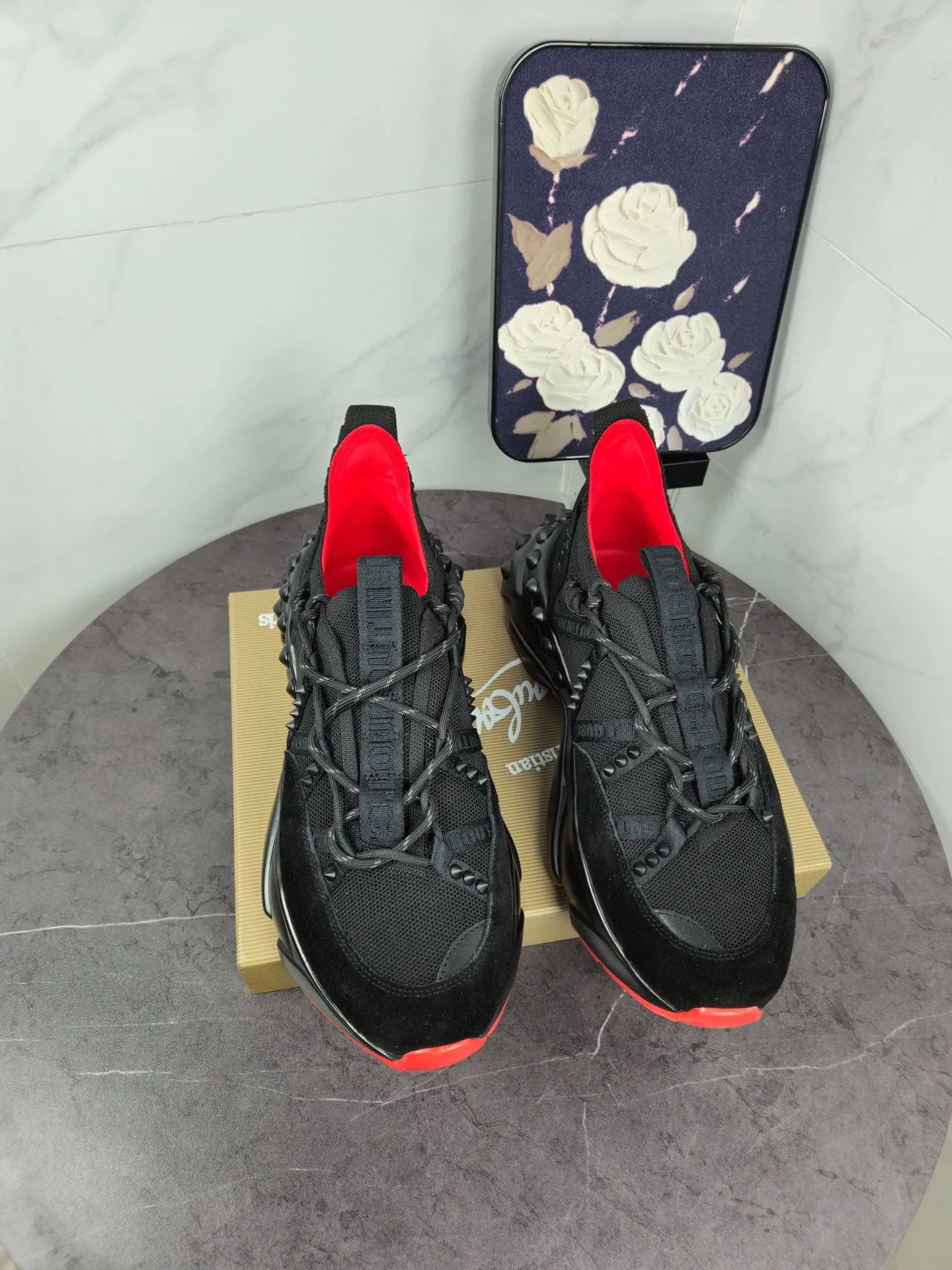 💰¥680 Original item from trendy brand Chri*stian loubou*tin, the latest series of CL red-soled shoes for casual couples. The upper is made of imported Lycra + high-density breathable fly weave, and the environmentally friendly high-elastic suction mold pad will never delaminate. The outsole is made of super non-slip and wear-resistant PU + vacuuming. Two-color combination Size: Female 35-43 Male 38-47 Comes with handbag, card, shoehorn" full package (Female 41 42 43 men 46 47 customized)